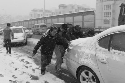 女老总推车_小推车图片(2)