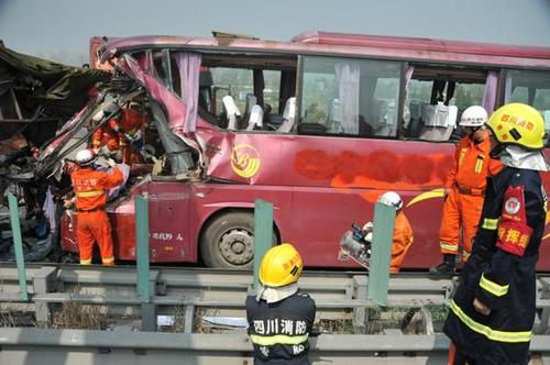 成绵复线车祸事故发生后,德阳消防