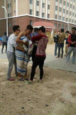 内蒙古阿拉善盟5.8级地震 被子哥抱被逃跑走