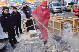 汽修店违规点火 执法勒令扑灭