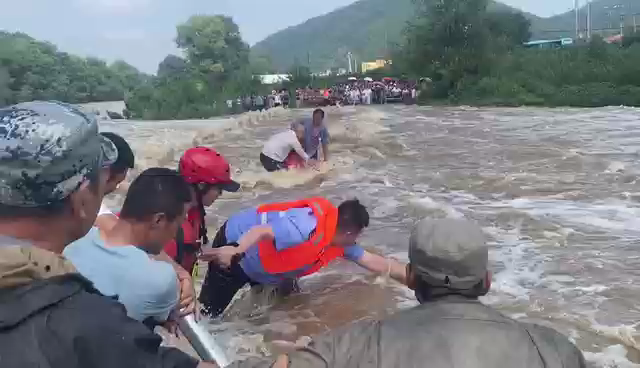 男子捕鱼被困激流 民警跳入水中紧急救援